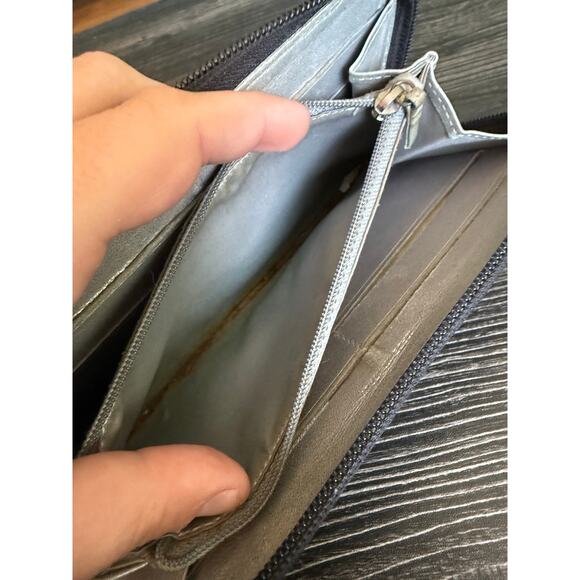 CHANEL Camellia Lambskin Round Zipper Long Wallet - Picture 4 of 13